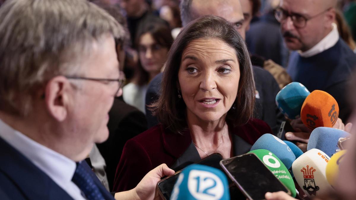 La ministra de Turismo, Reyes Maroto, junto a Ximo Puig durante su visita al estand de la Comunidad en Fitur.