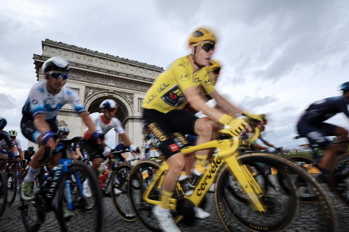 Combloux (France), 23/07/2023.- Yellow Jersey overall leader Danish rider Jonas Vingegaard of team Jumbo-Visma ride past the Arc de Triomphe during the 21st and final stage of the Tour de France 2023 over 115kms from Saint-Quentin-en-Yvelines to Paris Champs-Elysee, France, 23 July 2023. (Ciclismo, Francia) EFE/EPA/CHRISTOPHE PETIT TESSON