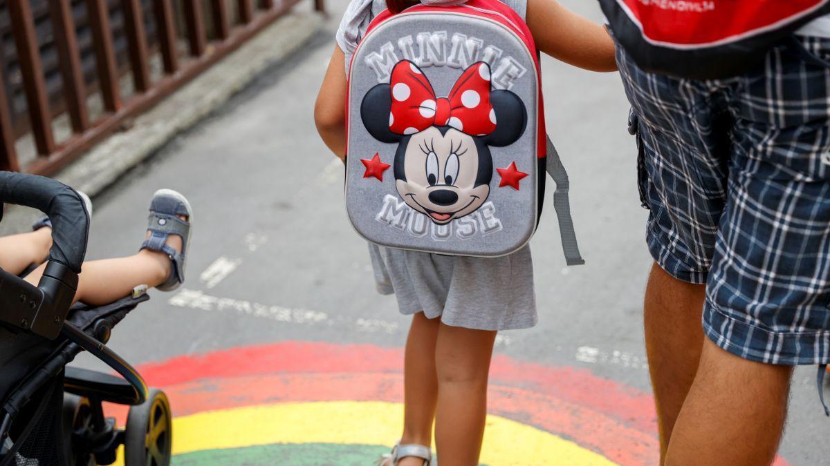 Una alumna de Infantil se dirige al colegio, en una imagen de archivo.