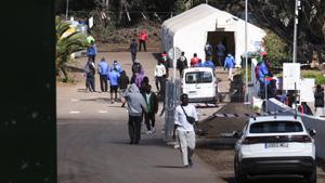 Enrique Santiago visita el campamento de acogida de inmigrantes de Las Raíces, en Tenerife