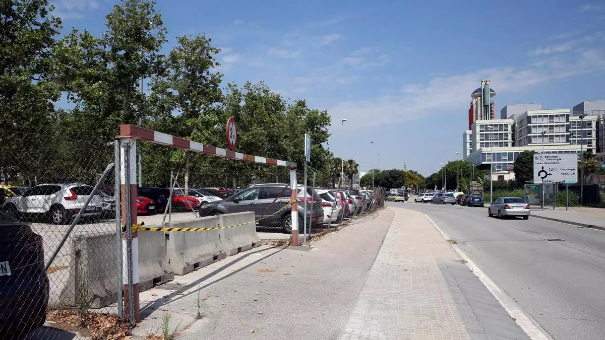 Malestar por la desaparición de un aparcamiento gratuito junto al Oncológico de Bellvitge