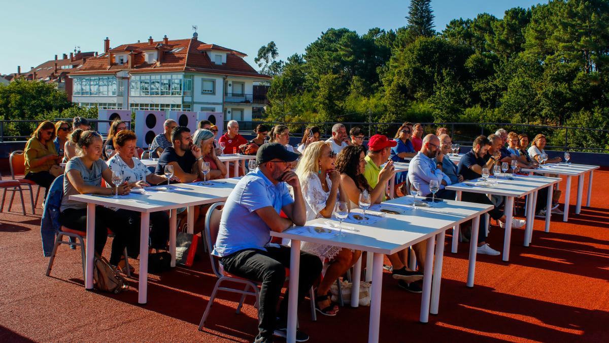 Participantes en el taller de cocina celebrado en la terraza del consistorio vikingo.