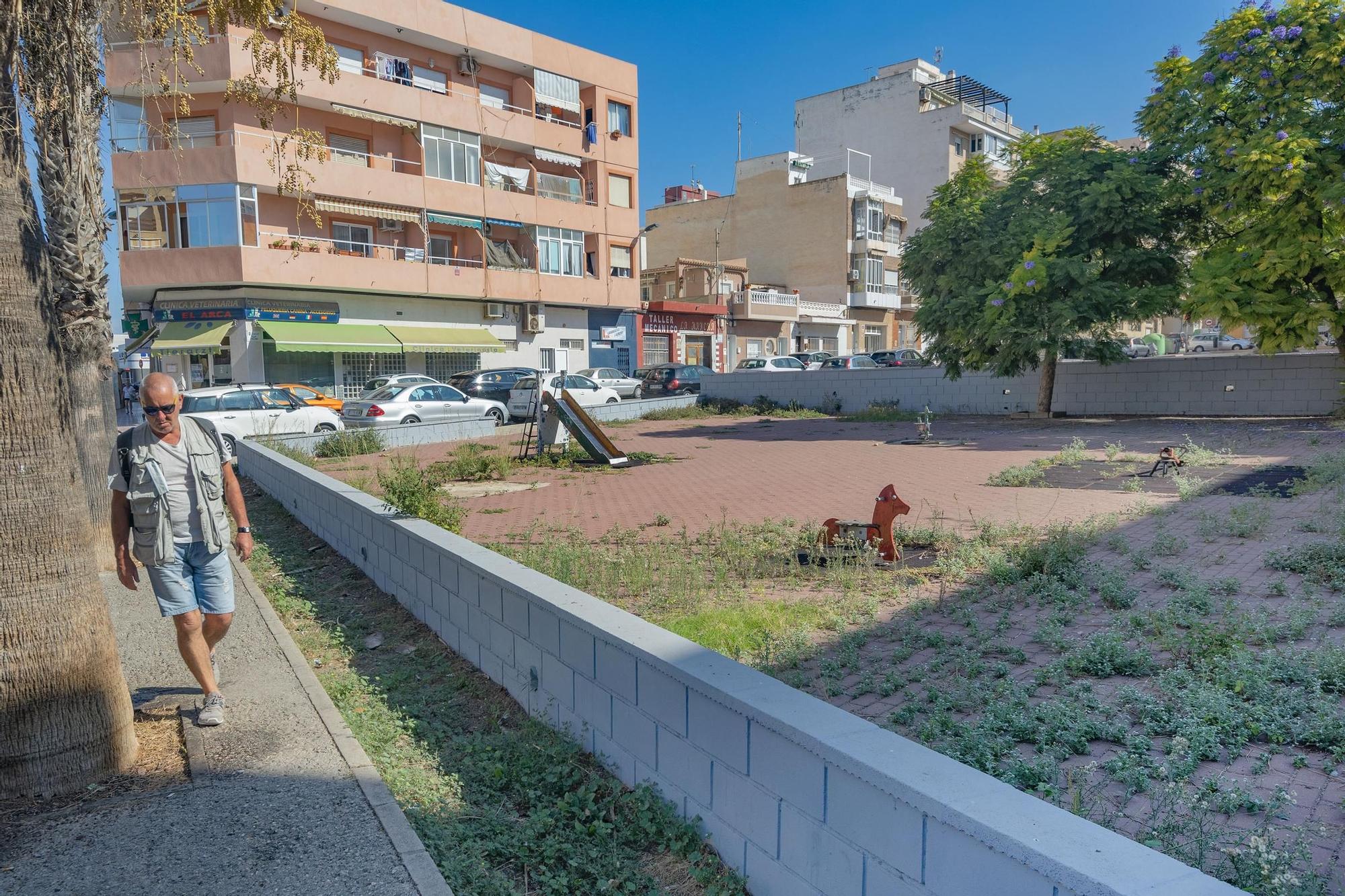 Así está el espacio público y zona de juegos de la calle San Emigdio a un paso del centro de Torrevieja