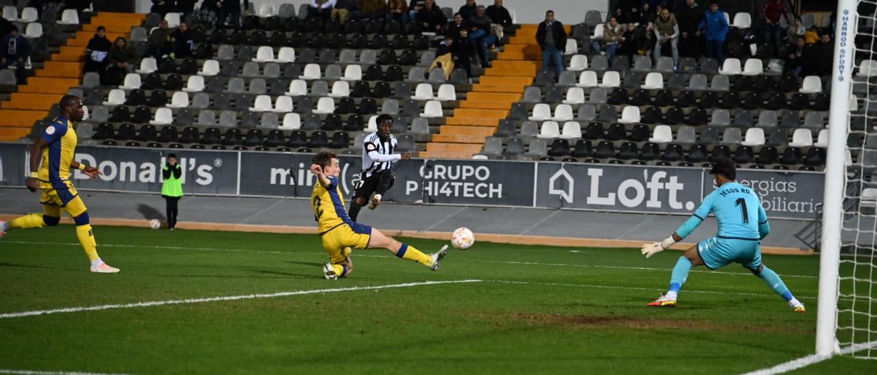 Adilson dispara hacia la portería en el primer tanto del Badajoz.