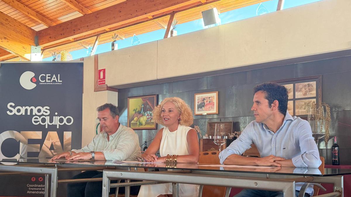 Myriam Lázaro, en el centro de la imagen, durante la asamblea extraordinaria de Ceal.