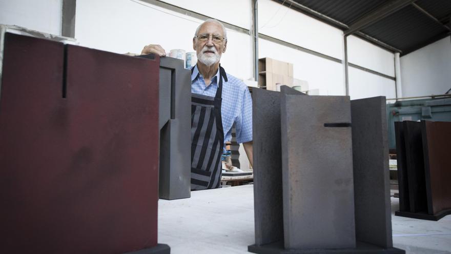 V 89. letu starosti umrl priznani kipar in keramik Enric Mestre