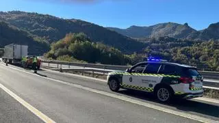 Un camión averiado obliga a cortar la autopista del Huerna en Lena durante casi una hora