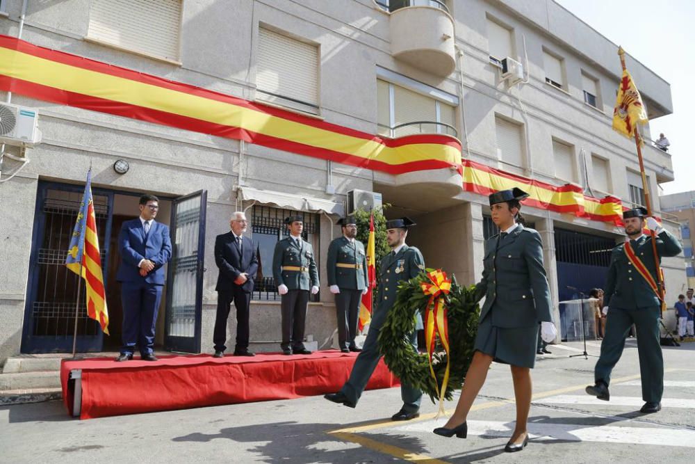 La Guardia Civil de la comarca celebra el día de su patrona en Torrevieja. Un grupo de vecinos se ha concentrado para dar su respaldo a las fuerzas de seguridad en Cataluña