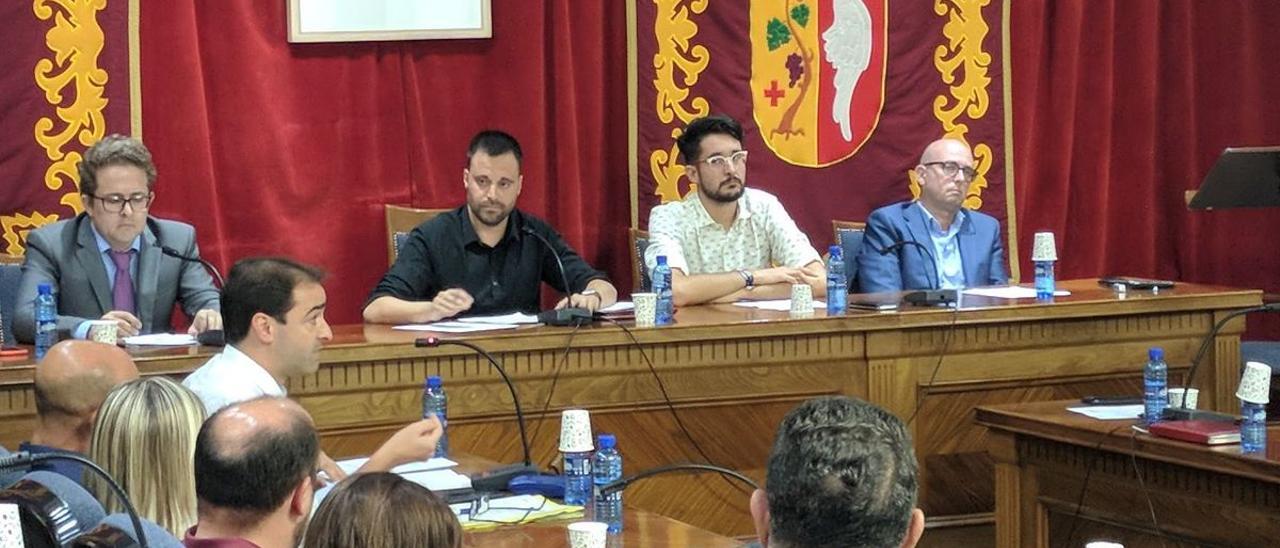 El alcalde, Guillem Alsina, tiene sobre la mesa el dilema de mantener el pacto de gobierno tras el incidente de Vinaròs.