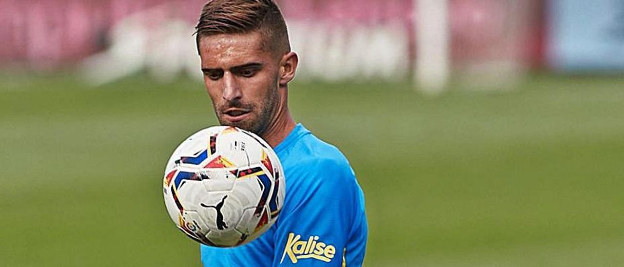 Pejiño domina el balón durante el partido frente al Zaragoza, esta temporada.