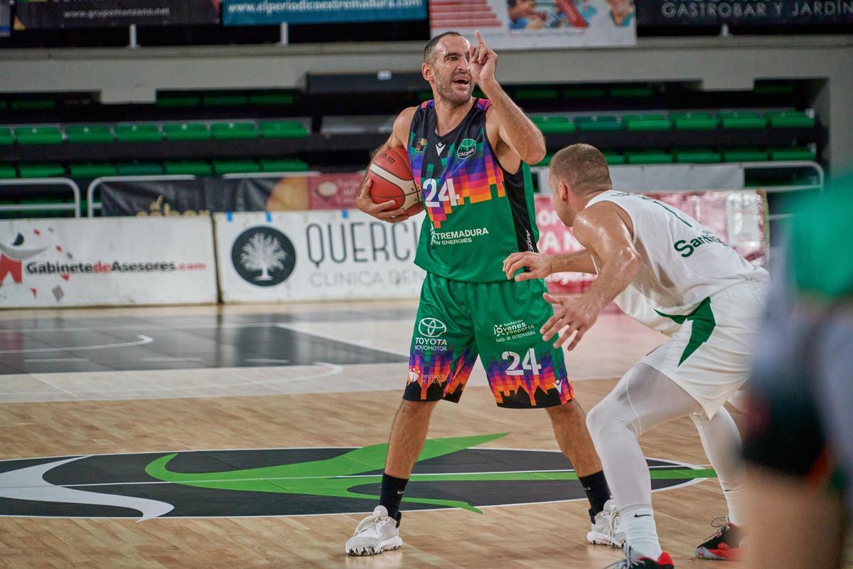 Dani Rodríguez dirige al Cáceres ante el Sporting.