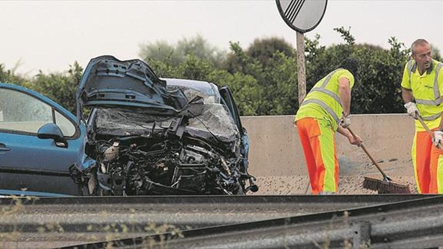 Un aparatoso accidente deja tres heridos en la N-340 en les Alqueries