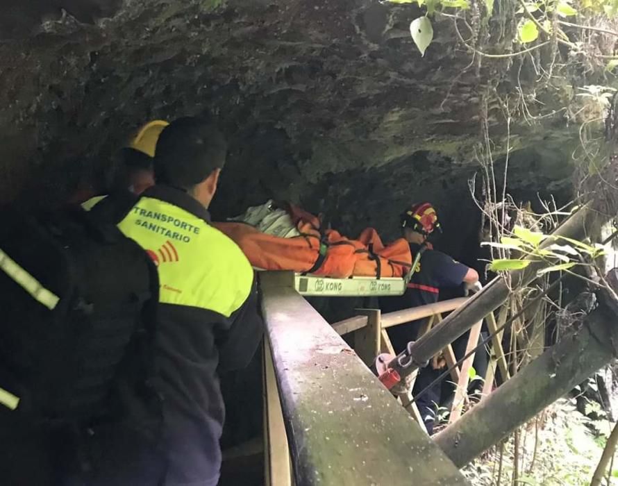 Laborioso rescate de la senderista.