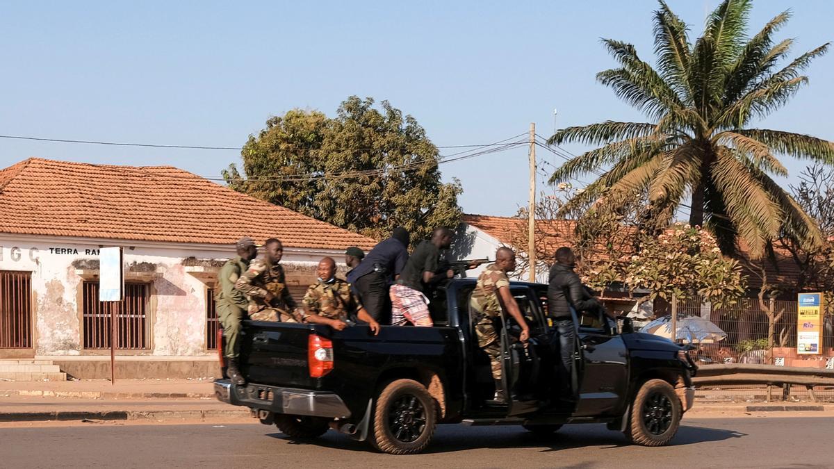 Militares movilizados en el centro de Bissau, Guinea Bissau, tras unos disparos alrededor de la residencia presidencial