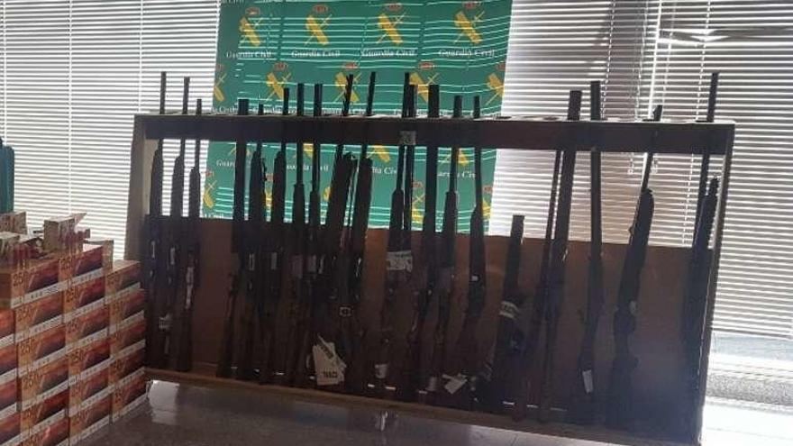 Las armas intervenidas por la Guardia Civil en Tomiño. // DBM