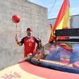 Vídeo | Así es el coche del fiel seguidor de la Roja que desata la fiebre por España en Vila-real