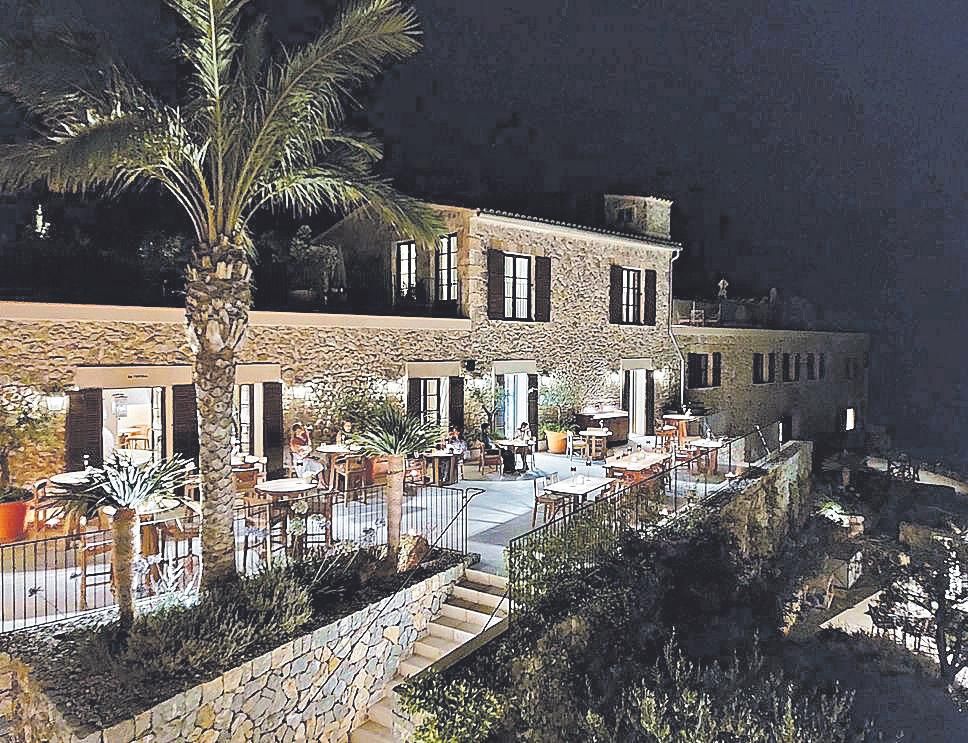 Vista nocturna del restaurante Sa Tafona.jpg