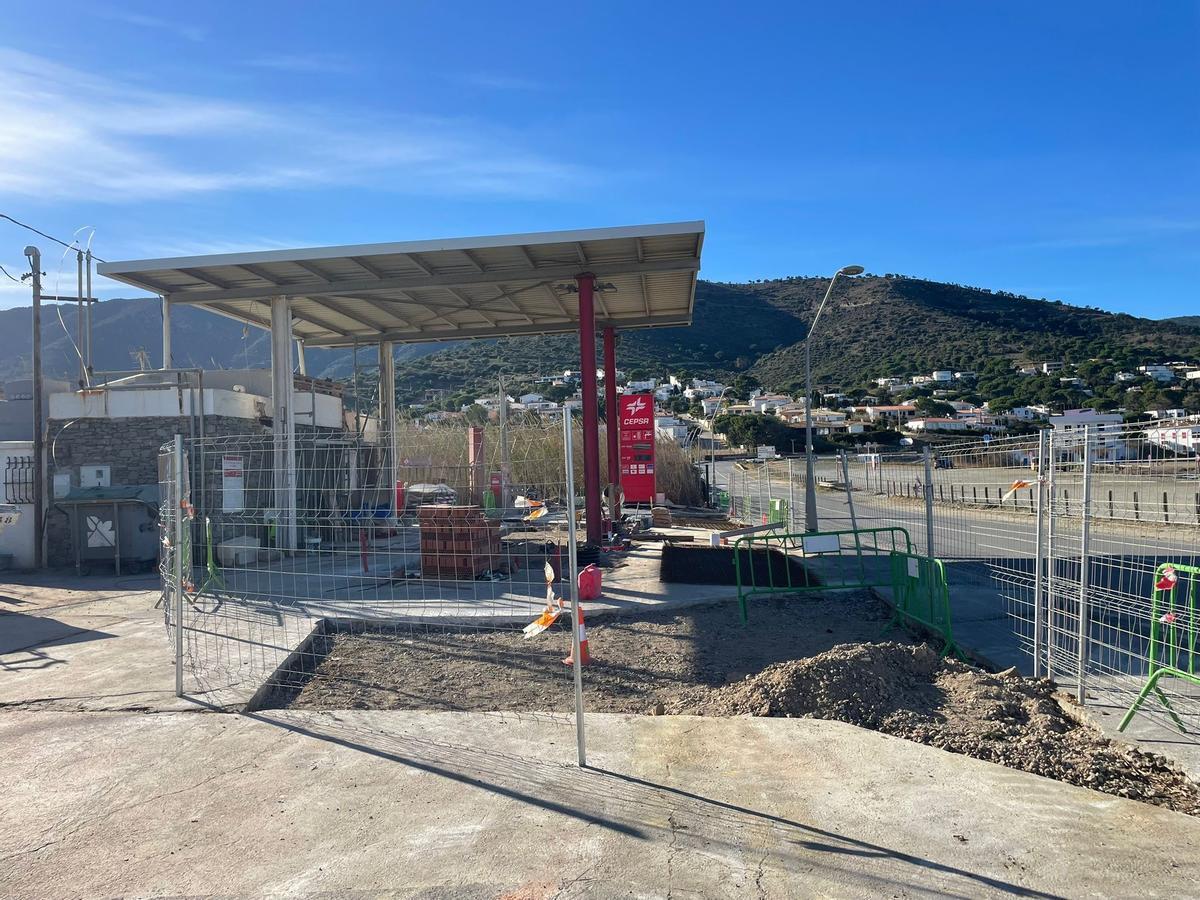 Les obres a la nova benzinera del Grup Tramuntana a Port de la Selva.