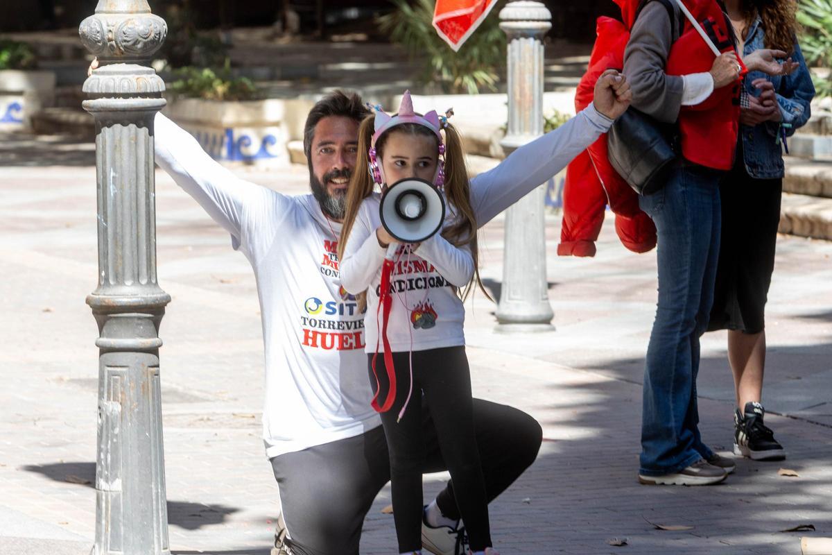 Un momento de la manifestación en Alicante de los trabajadores de las ITV, que han ido también acompañados de sus familias.