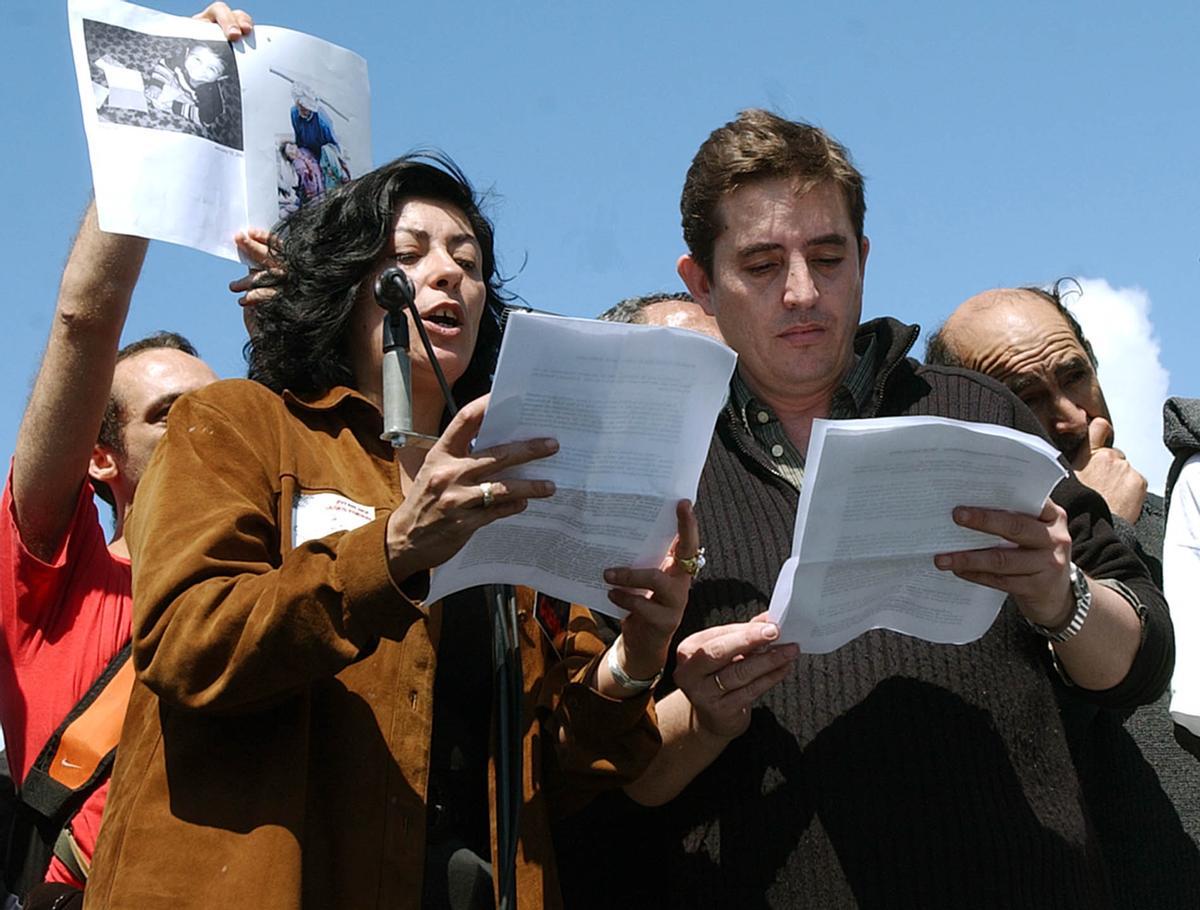 Almudena Grandes y Luis García Montero, siempre de la mano en su compromiso político, durante una protesta ante la base militar de Rota en 2003.