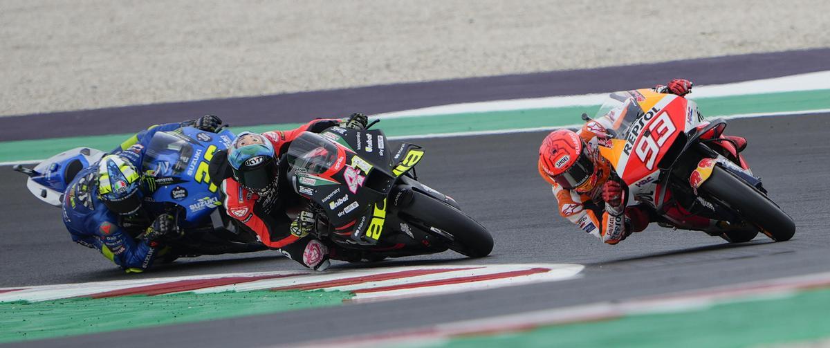 Marc Márquez, Aleix Espargaró y Joan Mir, en la carrera de ayer en Misano.