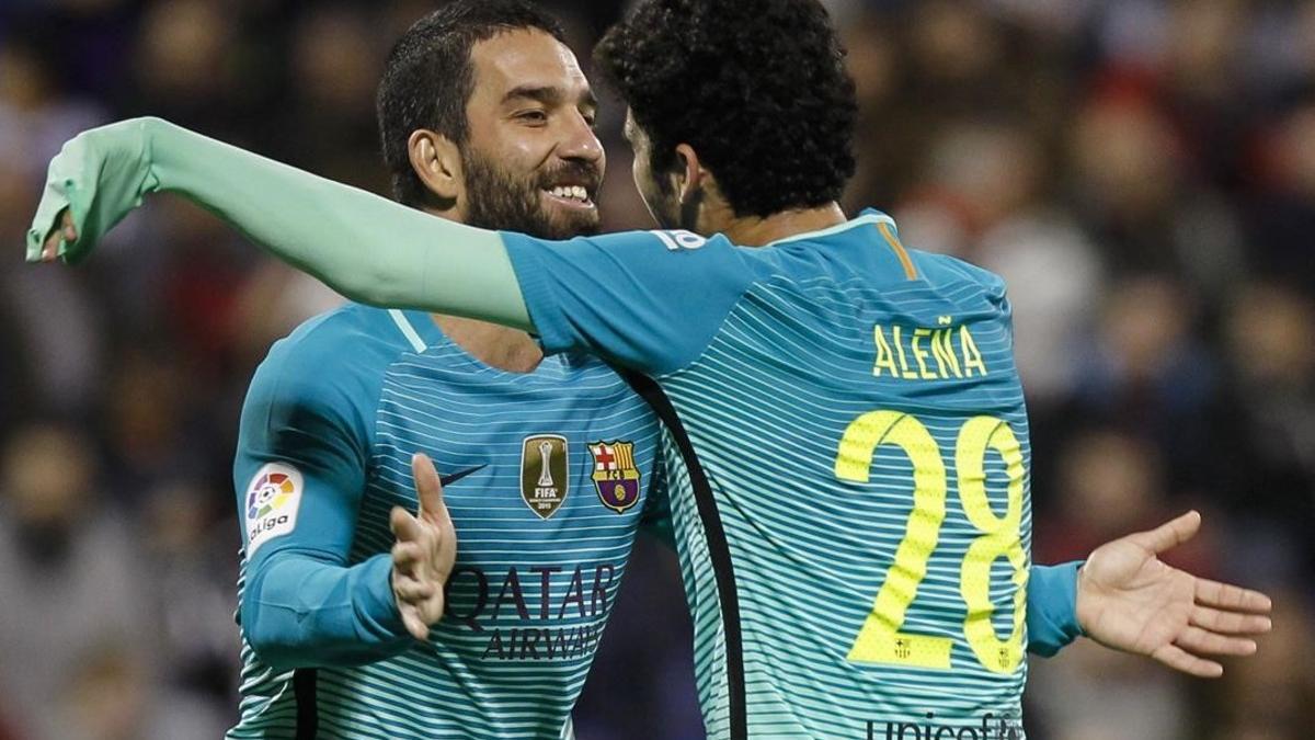 Turan abraza a Aleñá tras el gol del joven canterano en el Hércules-Barça que significó el empate (1-1).