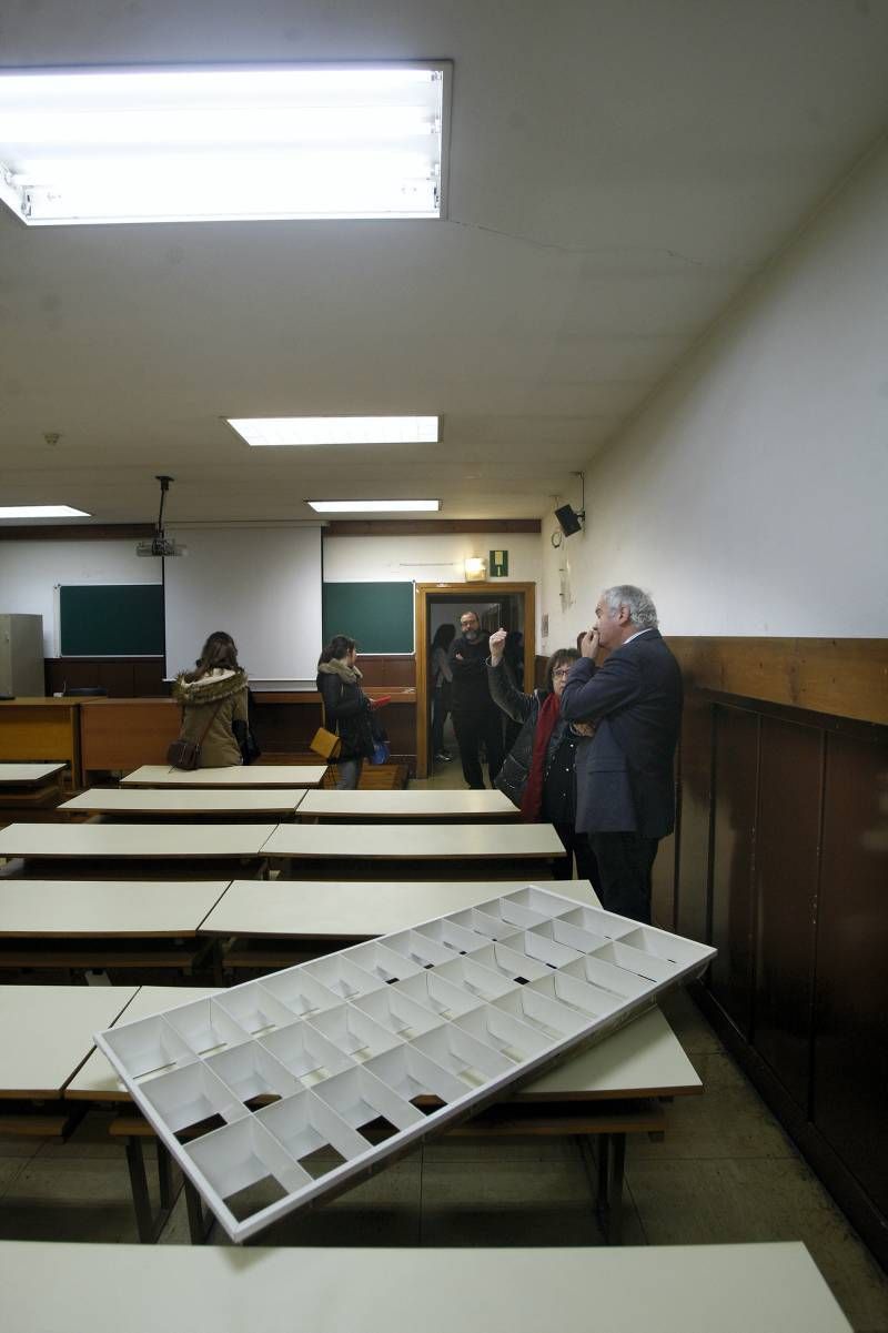 Fotogalerías del foco caído en un aula de la Facultada de Filosofía y Letras de Zaragoza