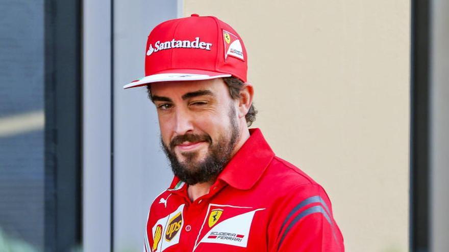 Fernando Alonso en el &#039;paddock&#039; de Abu Dabi.
