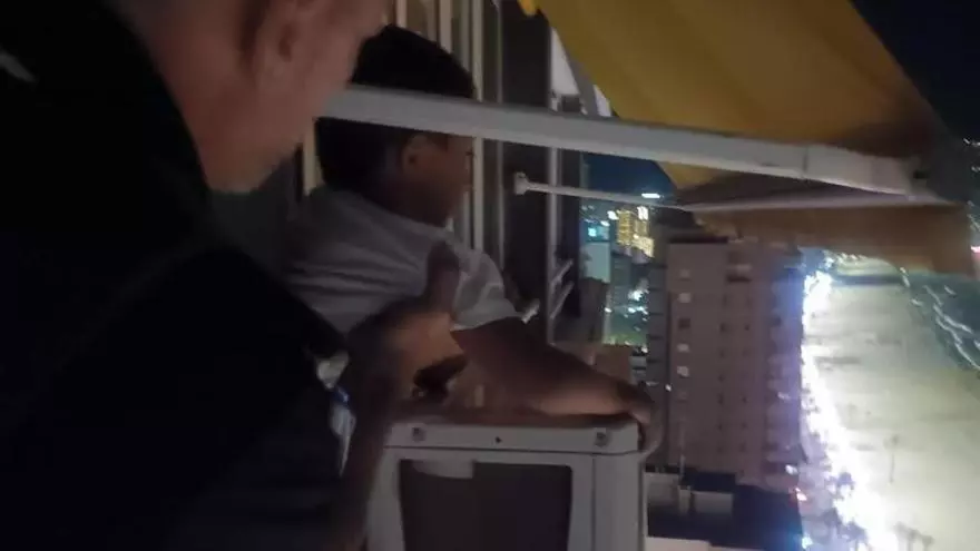 La Policía Local de Benidorm rescata a un menor que estaba sobre un aire acondicionado en el piso 21 de un rascacielos
