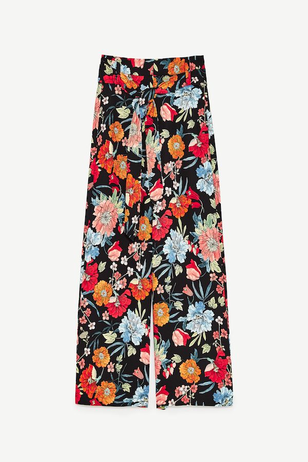Pantalón floral, de Zara, 29,95 euros