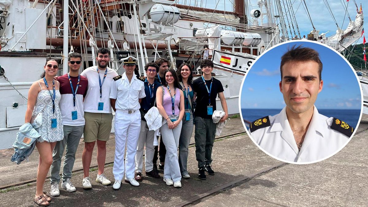 Lucas Granda, con sus amigos y familiares, ayer, en El Musel, junto al "Juan Sebastián de Elcano". En el círculo, el guardiamarina.