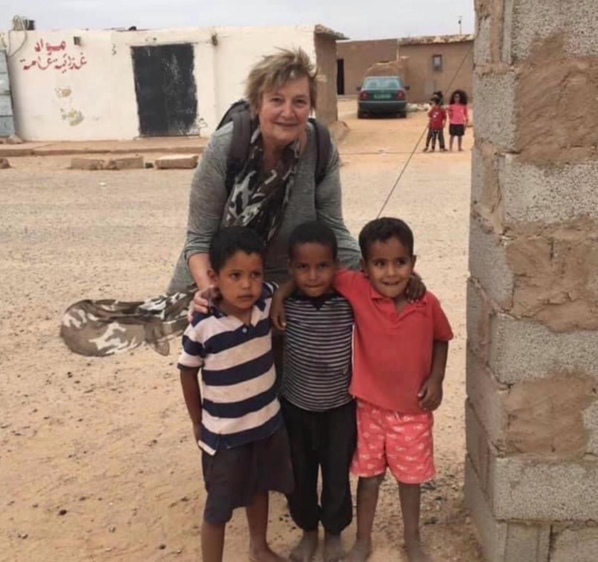 Maite Isla con varios niños en una visita a un campamento saharaui