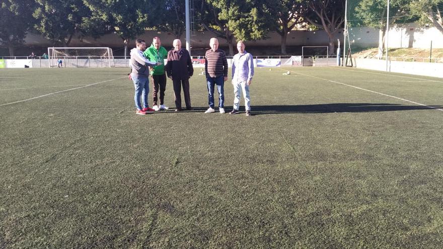 Directivos y vecinos en la zona todavía hundida del campo del C.D. Carlinda, en la que se aprecian las tiras del césped artificial.