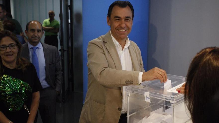 Fernando Martínez Maíllo vota en la sede provincial.