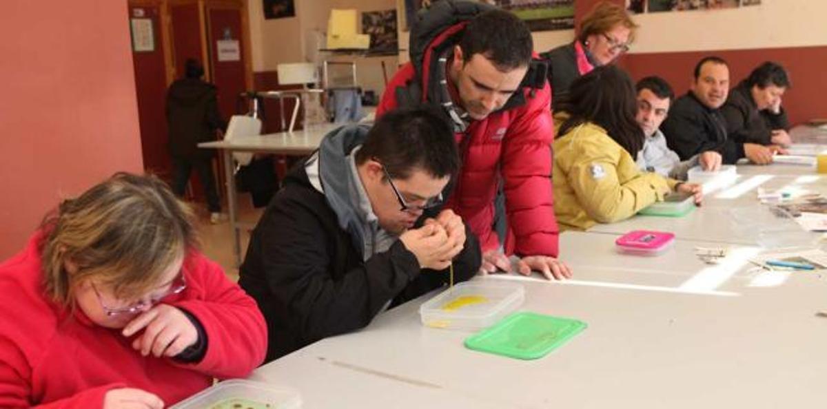 Los usuarios del centro ocupacional se ven obligados a acudir a los talleres con rpoa de abrigo, tal y como se puede apreciar en esta imagen tomada ayer.