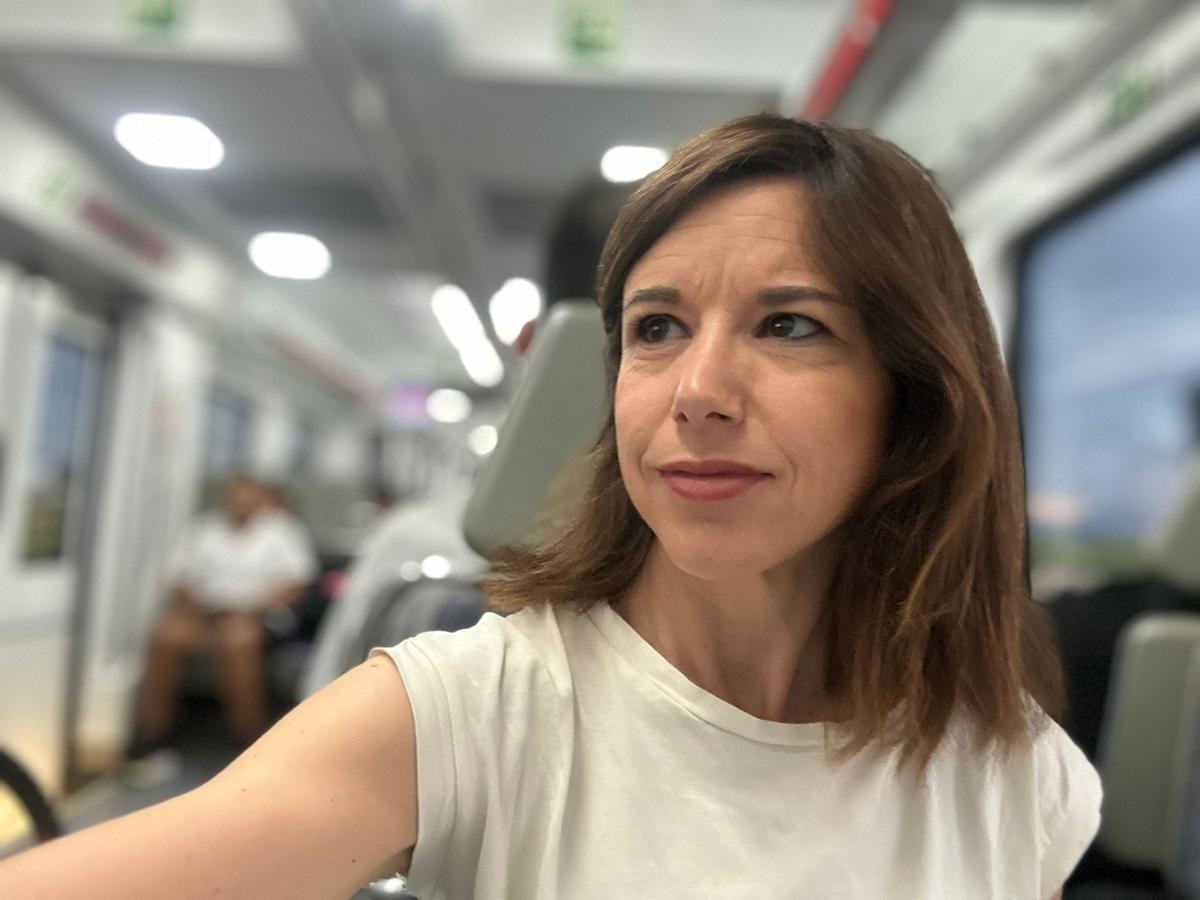 Violeta Tena, en un vagón de tren.
