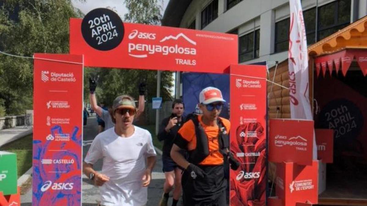 Zach Miller pasando el arco de ASICS Penyagolosa Trails en Chamonix