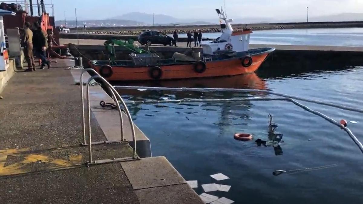 Zona acotada en el puerto de A Pobra donde se hundió el barco.