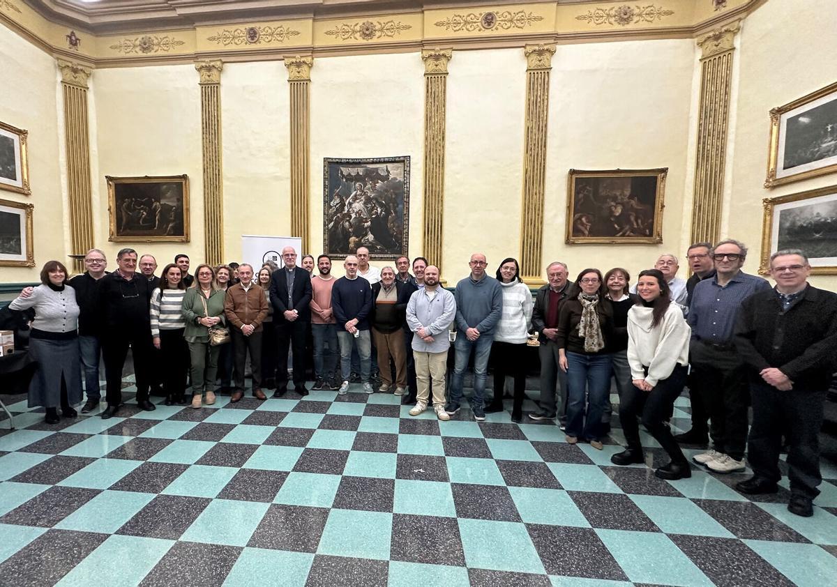 Els representants del Bisbat de Girona i una trentena de periodistes de la diòcesi, ahir a la seu del Bisbat.