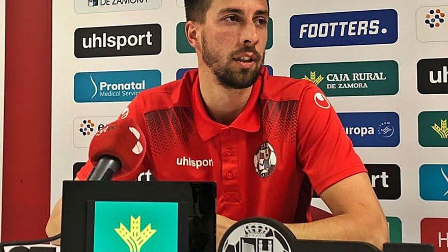 Álvaro Coque, jugador del Zamora CF, ayer en rueda de prensa. | ZCF