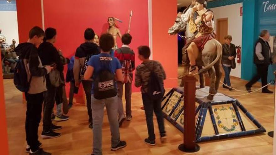 Un grupo de jóvenes visita las instalaciones del Museu Faller de Alzira.
