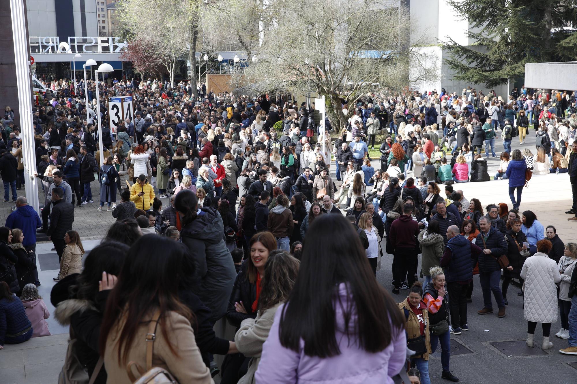 Miles de personas participan en la macrooposición de la sanidad pública asturiana.