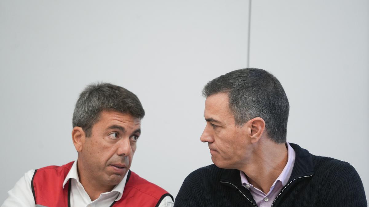 El presidente del Gobierno, Pedro Sánchez, y el presidente de la Generalitat valenciana, Carlos Mazón, durante una reunión en el Centro de Coordinación Operativo Integrado (CECOPI).