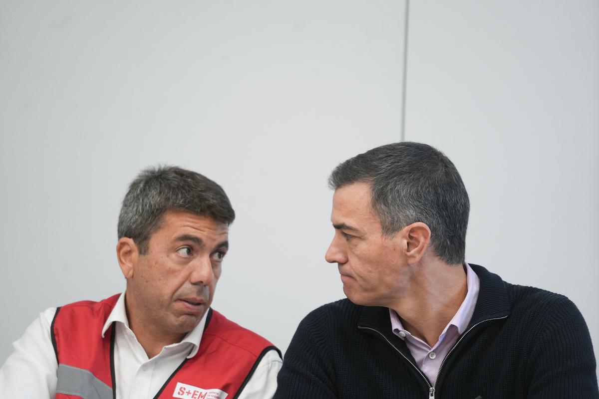 El presidente del Gobierno, Pedro Sánchez, y el presidente de la Generalitat valenciana, Carlos Mazón, durante una reunión en el Centro de Coordinación Operativo Integrado (CECOPI).