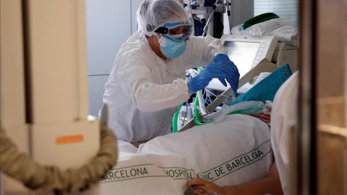 GRAFCAT7202  BARCELONA  19 01 2021 - Profesionales sanitarios trabajan en una de las UCI del Hospital Clinic de Barcelona para pacientes covid  este martes  cuando los indicadores epidemicos en Cataluna han vuelto a mejorar por segundo dia consecutivo  aunque el numero de pacientes en las UCI aun aumenta y ya se ha situado en cifras similares al pico de la segunda ola  con 590 pacientes graves de COVID  40 mas que ayer  EFE Toni Albir