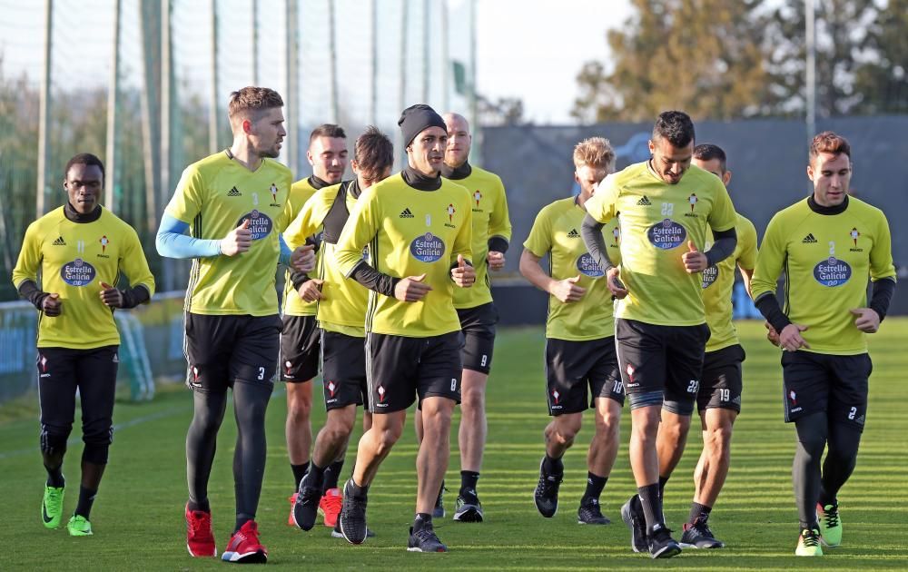 La hinchada celtista rodea al equipo en el entrenamiento a puerta abierta celebrado en la tarde de ayer en A Madroa