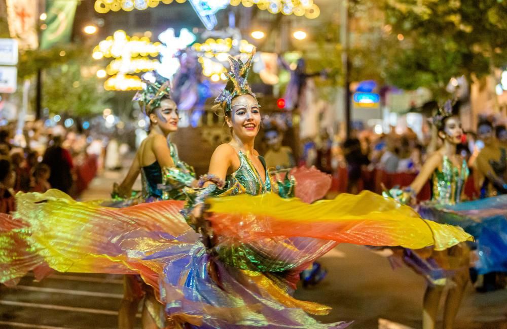 Calp se entrega a las huestes festeras en la Entrada de Moros y Cristianos