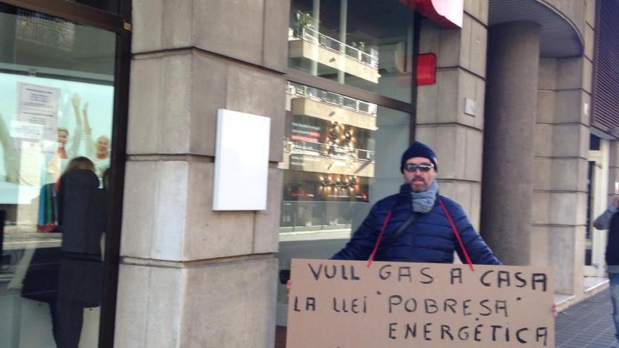 El manifestant davant de l&#039;empresa de gas