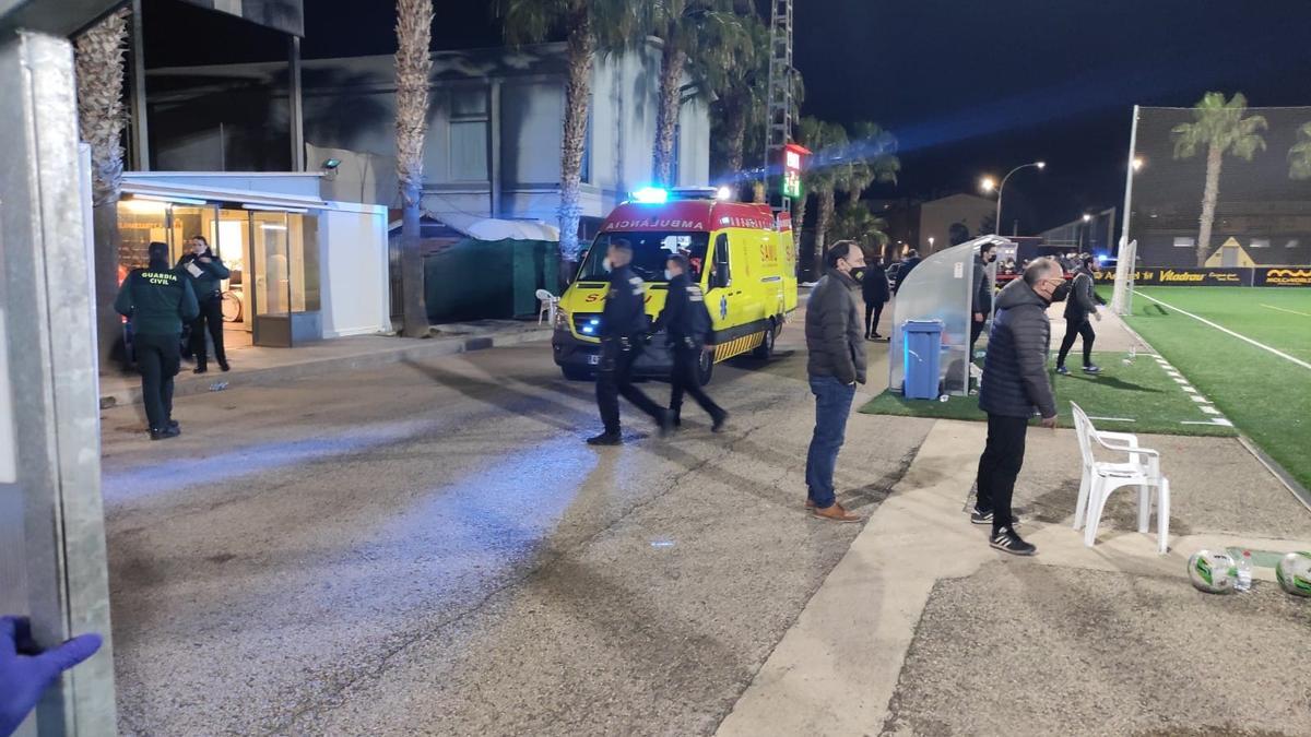 La ambulancia al abandonar las instalaciones para trasladar al futbolista.