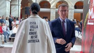 Begoña Villacís se cruza con Alberto Núñez Feijóo en los actos institucionales con motivo del 2 de mayo.